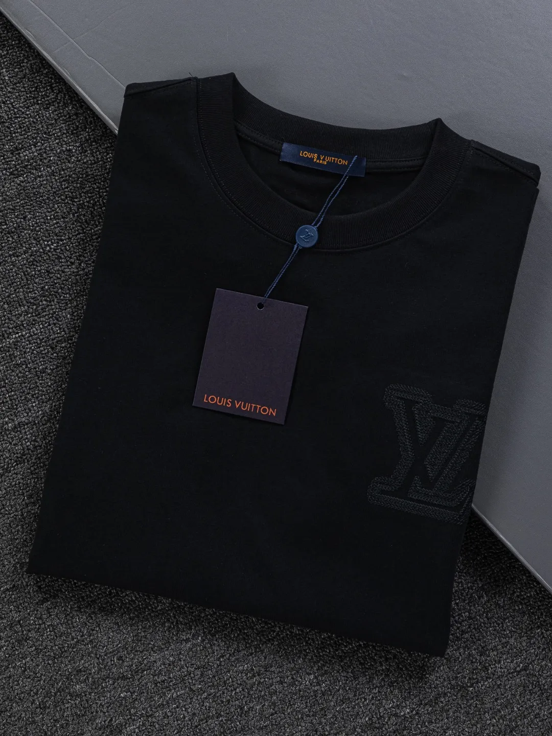 🅿️200 Louis Vuitton 1V LV micro-wide version S-XL LV 26ss new products are available at the counter simultaneously. Multiple craftsmanship. Three-dimensional small logo letters on the chest🪡 embroidery + multi-label four-leaf clover on the back🍀🪡 embroidery. Round neck short-sleeved T-shirt, same style for men and women! Consigned to one-to-one creation. Synchronized with the official website, pure cotton fabrics at the counter! It is close to the skin and comfortable, durable and easy to wear. It has a classic and simple logo design and meticulous original craftsmanship. Short-sleeves, a must-have item for men, do not appear to be the same for the general public, but must be unique and eye-catching. This LV short-sleeve is all about quality, comfort, the same shape and fashion as always, including fabrics and cutting techniques. All of them have been made with great effort! 320 grams of washed pure cotton fabric, pure cotton is breathable, very refreshing and comfortable for daily wear. The rib knitting on the neckline is smooth and tight, and the neckline will not be skewed if you toss it at will. The loose version, you will find that it looks really good on the upper body. The overall is minimalist and neat, super versatile for daily use! Pair it casually with a pair of pants for a youthful look. A T-shirt will make your outfit crazy. It is a fashionable item that can never go wrong! Color: Black White Size: S-XL Size chart: S: Shoulder width 50-Bust 56-Length 70 M: Shoulder width 52-Bust 57-Length 72 L: Shoulder width 54-Bust 59-Length 74 XL: Shoulder width 56-Bust 62-Length 76
